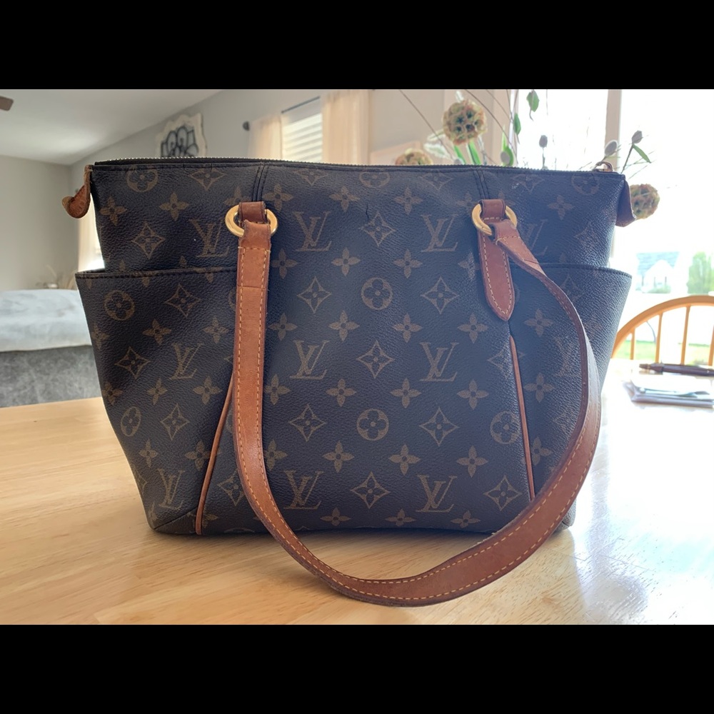 Authentic Louis Vuitton bag.  Repost!!